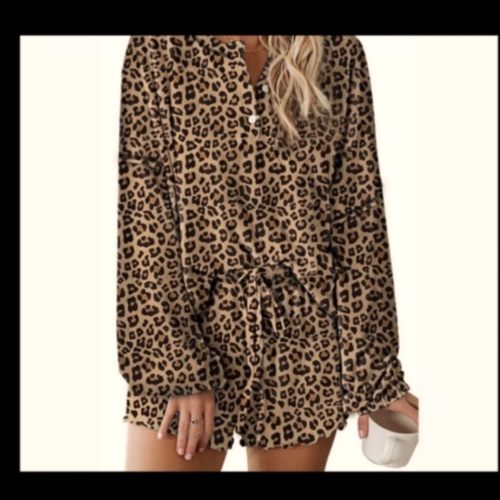 NEW Cute 2 PIECE Women’s Lounge set top and shorts set Leopard print SZ Medium